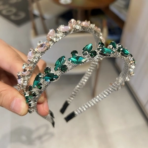 Dettaglio di cerchietti sottili in cristallo con strass rosa e verdi e punte protette