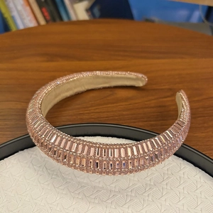 Serre-tête épais en éponge or rose serti de cristaux strass sur plateau blanc