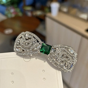 Barrette à cheveux nœud argenté avec zircons et pierre centrale vert émeraude luxueuse