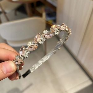 Dettaglio macro del cerchietto d'argento con cristalli champagne marquise e tondi