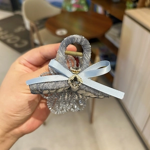 Pince à cheveux artisanale avec perles de cristal et ruban bleu élégant