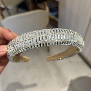 Détail du serre-tête en strass scintillants avec doublure en velours antidérapant beige