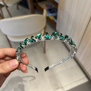 Dettaglio cerchietto con cristalli marquise verde smeraldo e base in lega d'argento