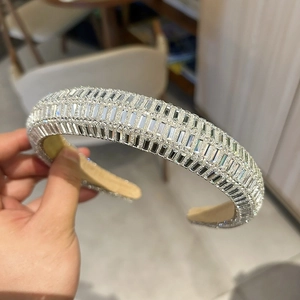 Détail du serre-tête avec strass étincelants carrés et ronds de haute densité
