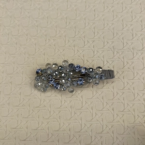 Dettaglio del fermaglio per capelli in cristallo con perle blu e trasparenti