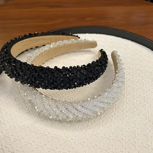 Serre-tête large de luxe avec perles de cristal étincelantes sur plateau blanc