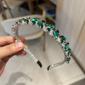 Dettaglio del cerchietto argento con cristalli verdi taglio marquise e piccoli strass lucidi