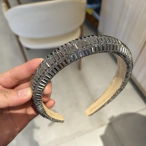 Vue détaillée d'un serre-tête large avec strass gris rectangulaires et doublure daim