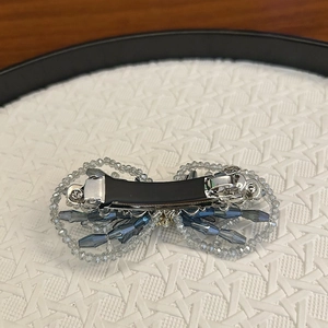Barrette à cheveux artisanale en cristal bleu avec mécanisme à ressort en métal noir et argent