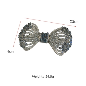 Vue détaillée d'une pince à cheveux nœud en cristal avec dimensions 7,2 cm x 4 cm