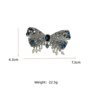 Vue détaillée de la taille du luxueux nœud en cristal bleu avec perles et argent