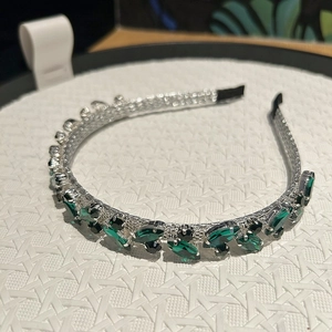 Dettaglio del cerchietto scintillante con cristalli a navette color verde smeraldo