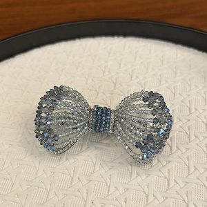 Vue macro détaillée de la pince à cheveux en cristal avec perles bleues et base argentée