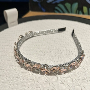 Dettaglio del cerchietto con cristallo marquise rosa e catena a griffe argentata