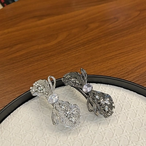 Detail von luxuriösen Schleifen-Haarspangen in Silber und Gunmetal mit Kristallen
