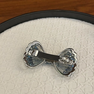 Barrette à cheveux élégante avec perles bleues et monture argentée sur pince à ressort