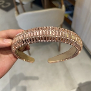 Détail macro d'un serre-tête rembourré de luxe avec rangées de strass rectangulaires brillants