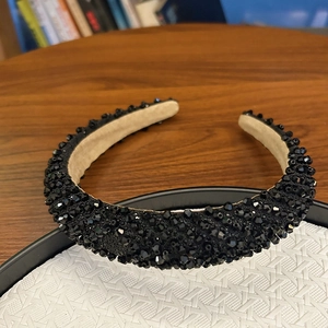 Serre-tête large orné de perles de cristal noir avec doublure en éponge pour femmes