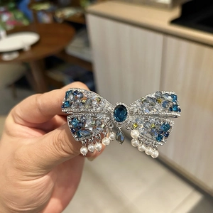Détail de la pince à cheveux luxe en cristal bleu avec pampilles de perles