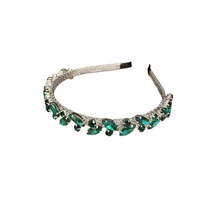 Cerchietto argento scintillante con strass verde smeraldo per uno stile alla moda
