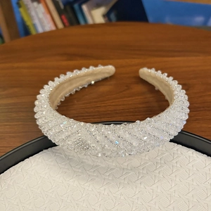 Détail du serre-tête large en cristal avec strass étincelants et doublure douce