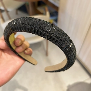 Détails d'un serre-tête noir brillant serti de strass avec doublure en velours antidérapant