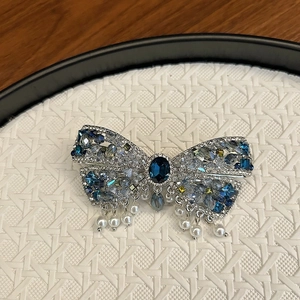 Barrette à cheveux luxe nœud en cristal avec glands de perles blanches et métal argenté