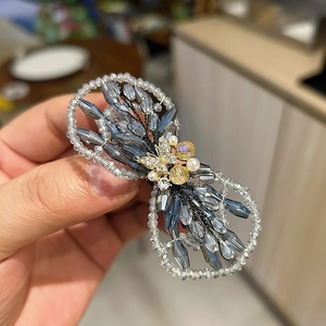 Barrette à cheveux élégante en cristal tissé main avec nœud gris foncé et papillon doré
