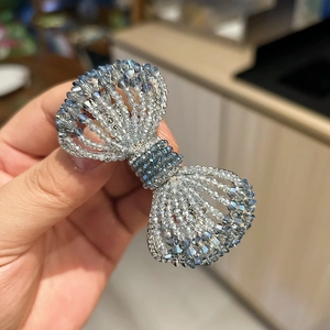 Détail de la pince à cheveux noeud en cristal bleu avec perles tissées à la main