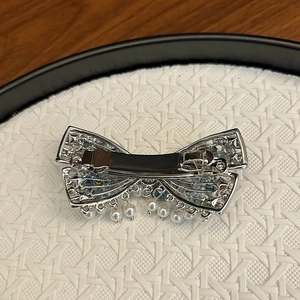 Détail de la barrette nœud en cristal avec pampilles de perles blanches suspendues