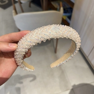 Gros plan du serre-tête rembourré fait main avec des perles de cristal étincelantes