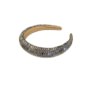 Serre-tête rembourré étincelant avec strass colorés pour un look élégant et chic