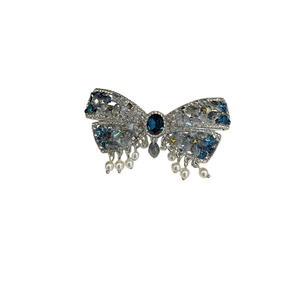 Pince à cheveux nœud en cristal avec pierres bleues et glands de perles blanches