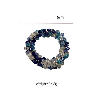 Dettaglio dell'elastico per capelli con perle di cristallo, diametro 6cm e peso di 22,8g