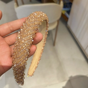 Gros plan détaillé du serre-tête en cristal champagne avec strass de luxe scintillants