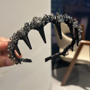 Detailed view of the anti-slip inner teeth and grey crystal beads on the black headband