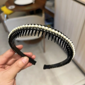 Eleganter Haarreif in Schwarz und Gold mit Perlen, Antirutsch-Zähnen und Webdetails