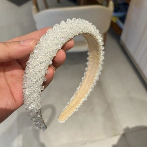 Gros plan d'un serre-tête étincelant orné de perles de cristal blanc et strass
