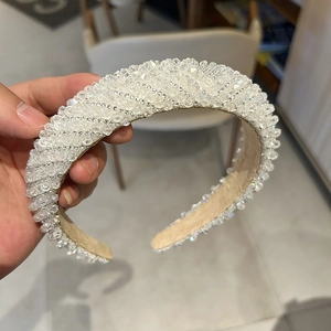 Détail d'un serre-tête en cristal avec strass étincelants et rembourrage luxueux