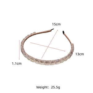 Détail du serre-tête en cristal avec dimensions 15x13cm et poids de 25,5g