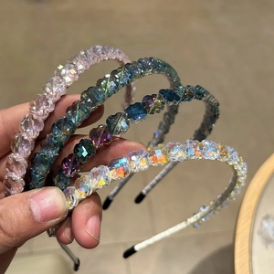 Vue détaillée de quatre serre-têtes faits main avec des perles en cristal coloré