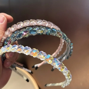 Détails macro des bandeaux de fleurs en cristal rose, bleu marine et blanc avec perles