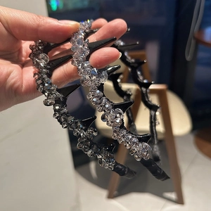 Detail of crystal headband with non-slip comb teeth and sparkling rhinestones