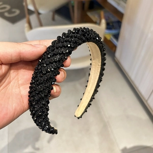 Détails de perles de cristal noir sur un serre-tête épais avec doublure en velours