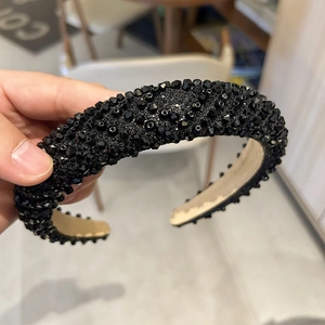Détail du serre-tête en perles de cristal noir avec doublure antidérapante en daim élégant