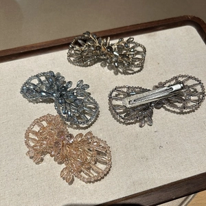 Détails de barrettes nœud en perles de cristal faites main avec pince crocodile