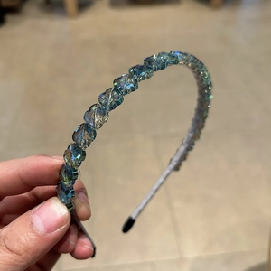 Serre-tête artisanal de style forêt avec des perles de cristal bleu-vert irisées