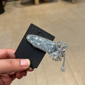 Barrette à cheveux étincelante avec cristaux bleus, perles et nœud en strass à pompon