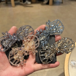 Vue macro détaillée de barrettes en cristal fait main déclinées en quatre coloris élégants