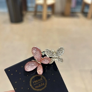 Pince à cheveux papillon faite main avec perles roses et strass brillants décoratifs